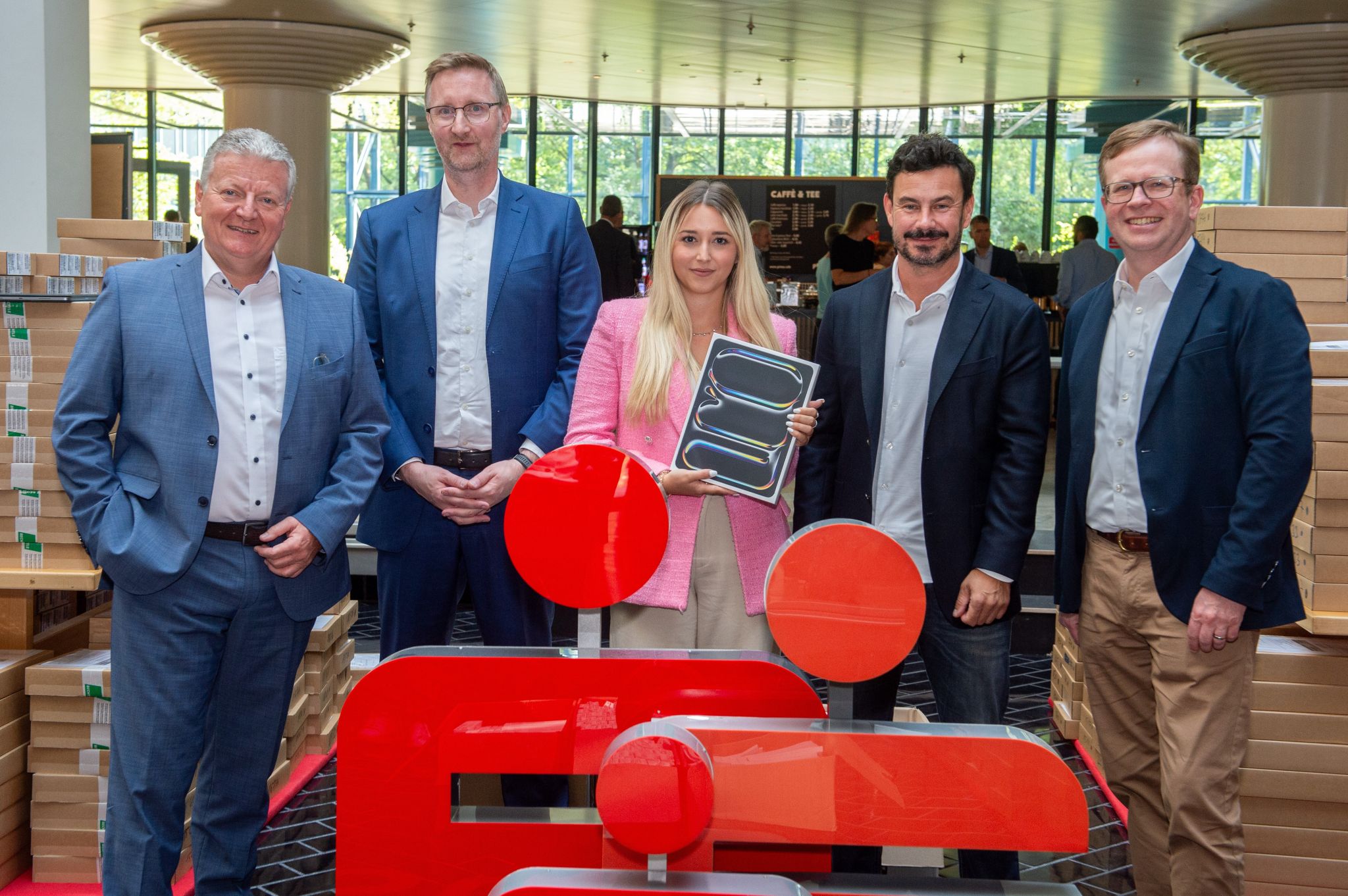 v. l. n. r.: Herbert Maier, Andreas Pohl, Laura-Denise Romeder (alle Stadtsparkasse München) Daniel Zieger (Apple) und Dr. Bernd Hochberger, Mitglied des Vorstands der Stadtsparkasse München. Managed Service Apple Devices (MSAD)