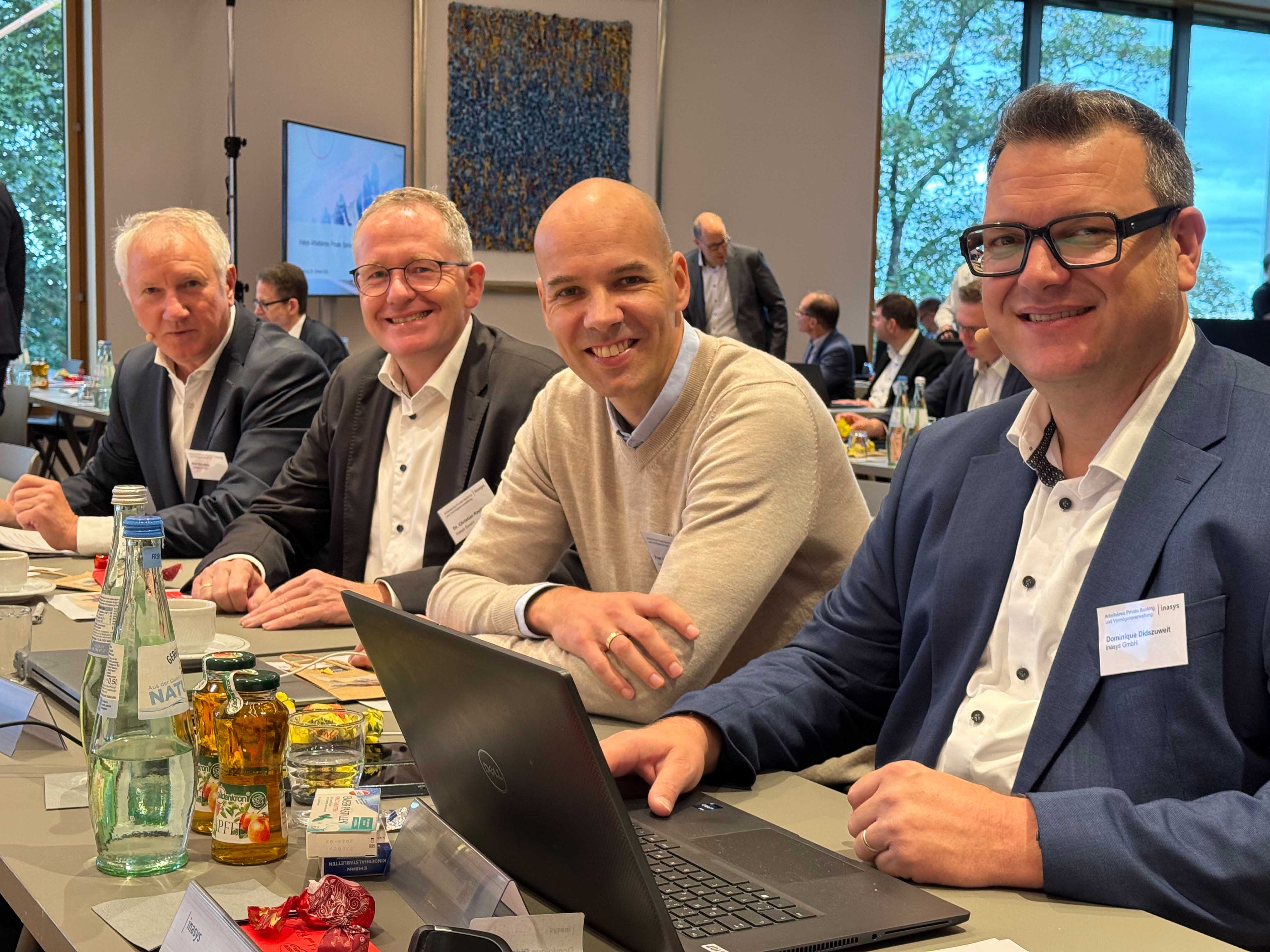 Von links nach rechts: Die neue, erweiterte Geschäftsführung von inasys auf dem AKPB 2024 um Ralf Schuster, Dr. Christian Kastner und Peer Hannig. Rechts mit im Bild: Dominique Didszuweit, Bereichsleiter Produkt- und Partnermanagement. inasys Geschäftsführung auf dem Arbeitskreis Private Banking und Vermögensverwaltung 2024