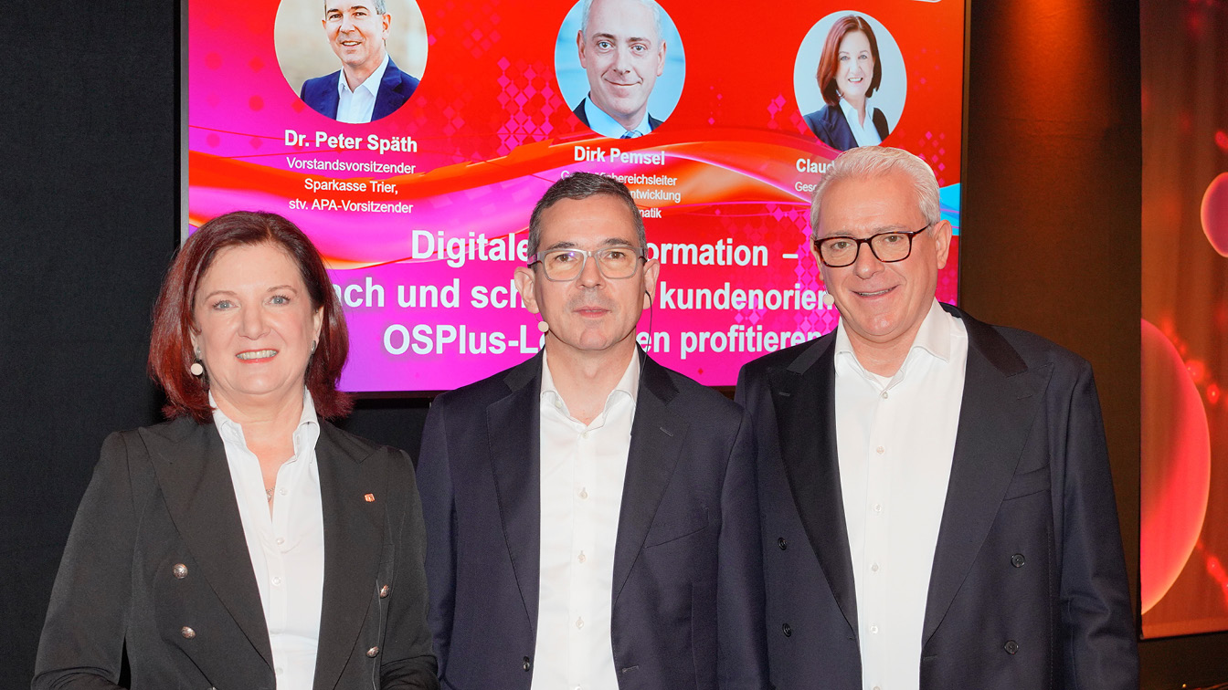 von links: Claudia Lensker, Geschäftsbereichsleiterin Vertrieb der FI, Dr. Peter Späth, Vorstandsvorsitzender der Sparkasse Trier und Dirk Pemsel, Geschäftsbereichsleiter in der Anwendungsentwicklung der FI von links: Claudia Lensker, Geschäftsbereichsleiterin Vertrieb der FI, Dr. Peter Späth, Vorstandsvorsitzender der Sparkasse Trier und Dirk Pemsel, Geschäftsbereichsleiter in der Anwendungsentwicklung der FI