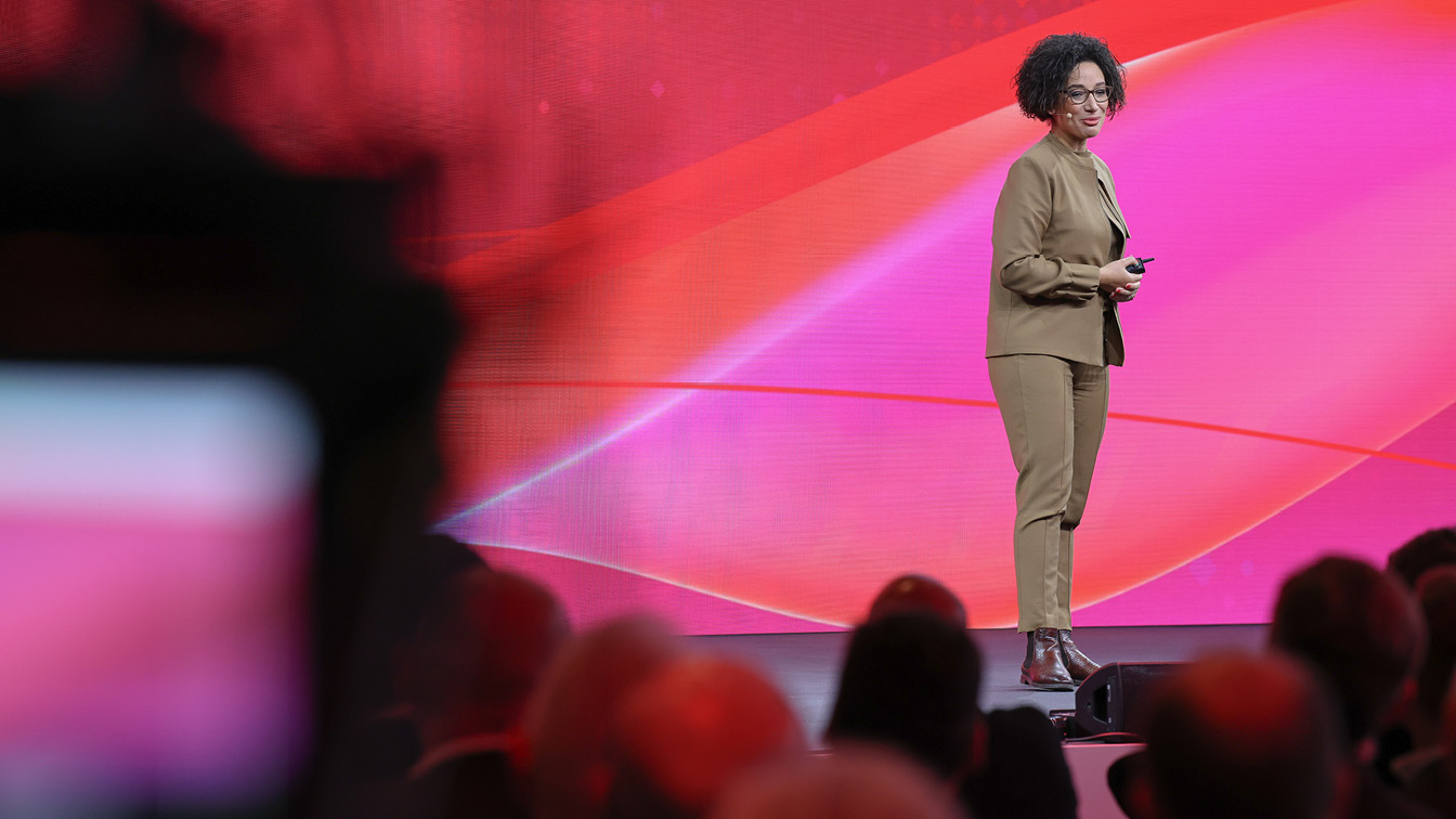 Kenza Ait Si Abbou Lyadini, CTO, Expertin für Robotics, KI & Digitalisierung FIEGE Kenza Ait Si Abbou Lyadini