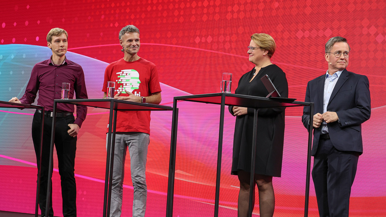 von links: Markus Zeggel, Head of AI bei Web Computing, Thorsten Bambey, Head of AI Applications (FI), FI-Geschäftsführerin Julia Koch und Dr. Michael Schieble, Vorstand Kreissparkasse Biberach von links: Markus Zeggel, Head of AI bei Web Computing, Thorsten Bambey, Head of AI Applications (FI), FI-Geschäftsführerin Julia Koch und Dr. Michael Schieble, Vorstand Kreissparkasse Biberach