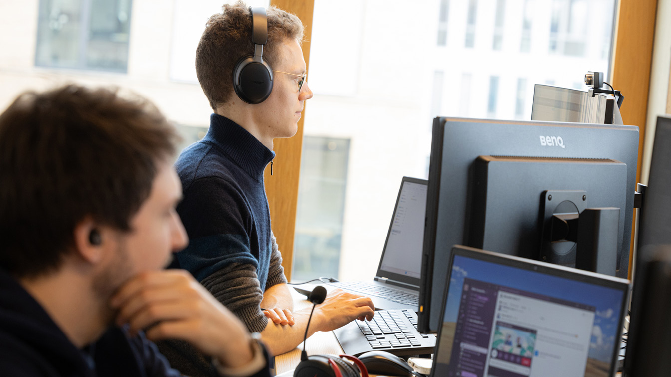 Zwei Mitarbeiter der FI-Tochter Web Computing in Münster bei der Arbeit am Bildschirm