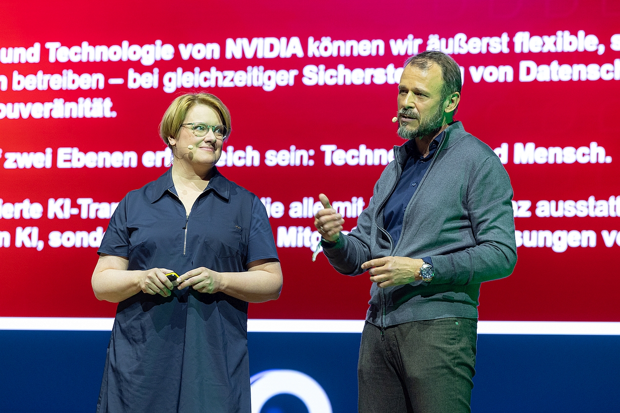 Gemeinsame Keynote auf der Hauptbühne: FI-Geschäftsführerin Julia Koch mit Markus Hacker, Senior Regional Director Enterprise Business DACH bei NVIDIA. Gemeinsame Keynote auf der Hauptbühne: FI-Geschäftsführerin Julia Koch mit Markus Hacker, Senior Regional Director Enterprise Business DACH bei NVIDIA.